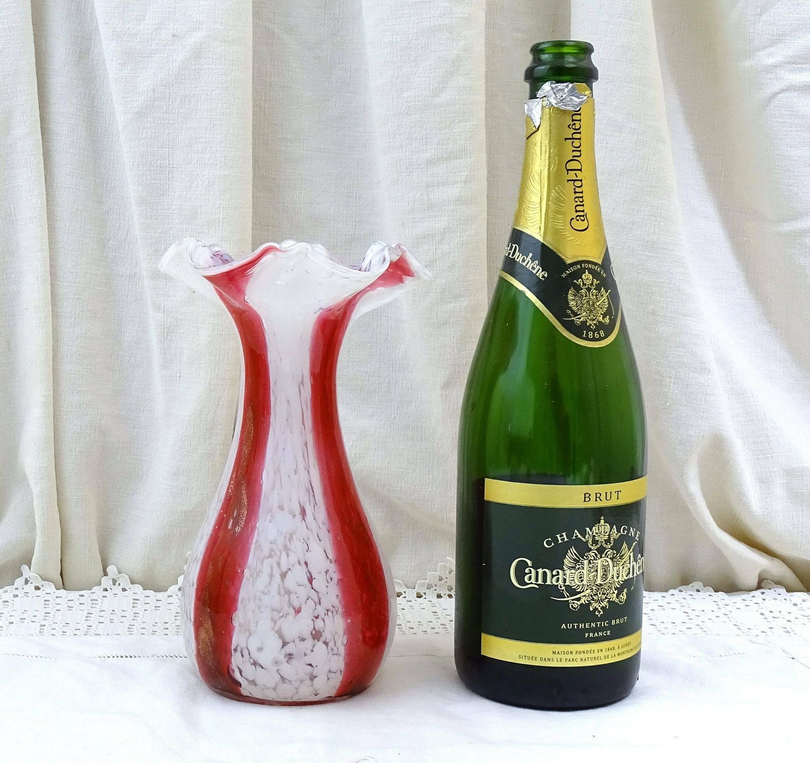 photo furniture Grote Vintage Kunstglazen Vaas In Murano Stijl, Met Patroon Van Strepen En Spikkels In Wit En Rood Met Gouden Vlekjes – Retro Bloemenvaas