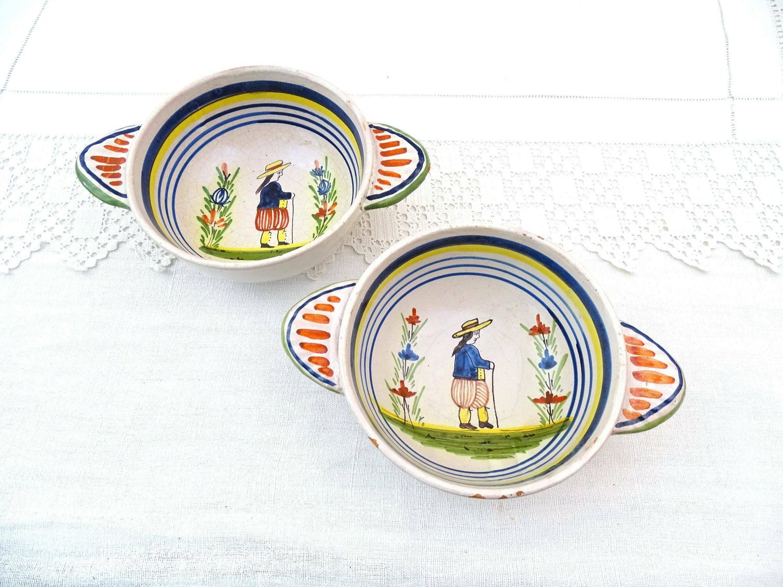 Stel Van 2 Antieke Franse Decoratieve Handgeschilderde Keramische Koffiekommen Met Oren En Ophangogen, Vintage Volkse Aardewerkkommen