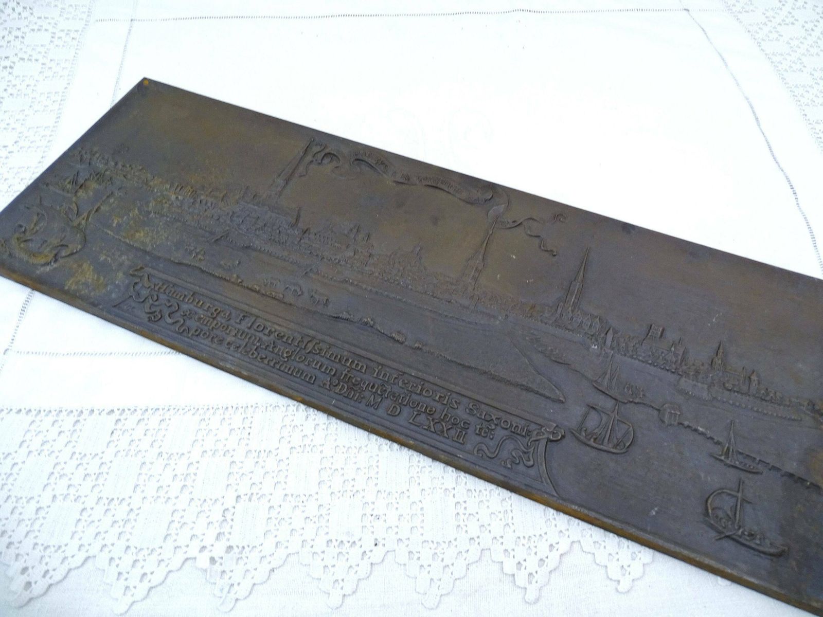 Groot Antiek Duits Gietijzeren Wandrelief Van Ahlmann Carlshütte Fondery, Met Afbeelding Van De Kaart Van Hamburg Uit 1572 – Vintage Metalen Middeleeuwse Stadskaart