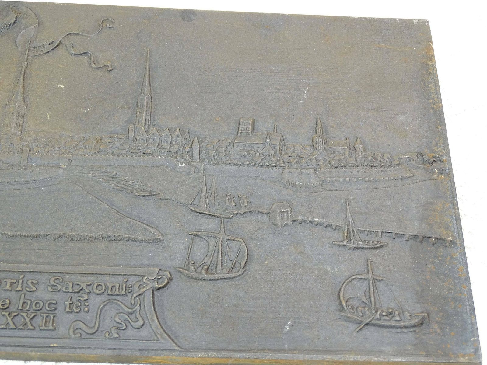 Groot Antiek Duits Gietijzeren Wandrelief Van Ahlmann Carlshütte Fondery, Met Afbeelding Van De Kaart Van Hamburg Uit 1572 – Vintage Metalen Middeleeuwse Stadskaart photo Kunst