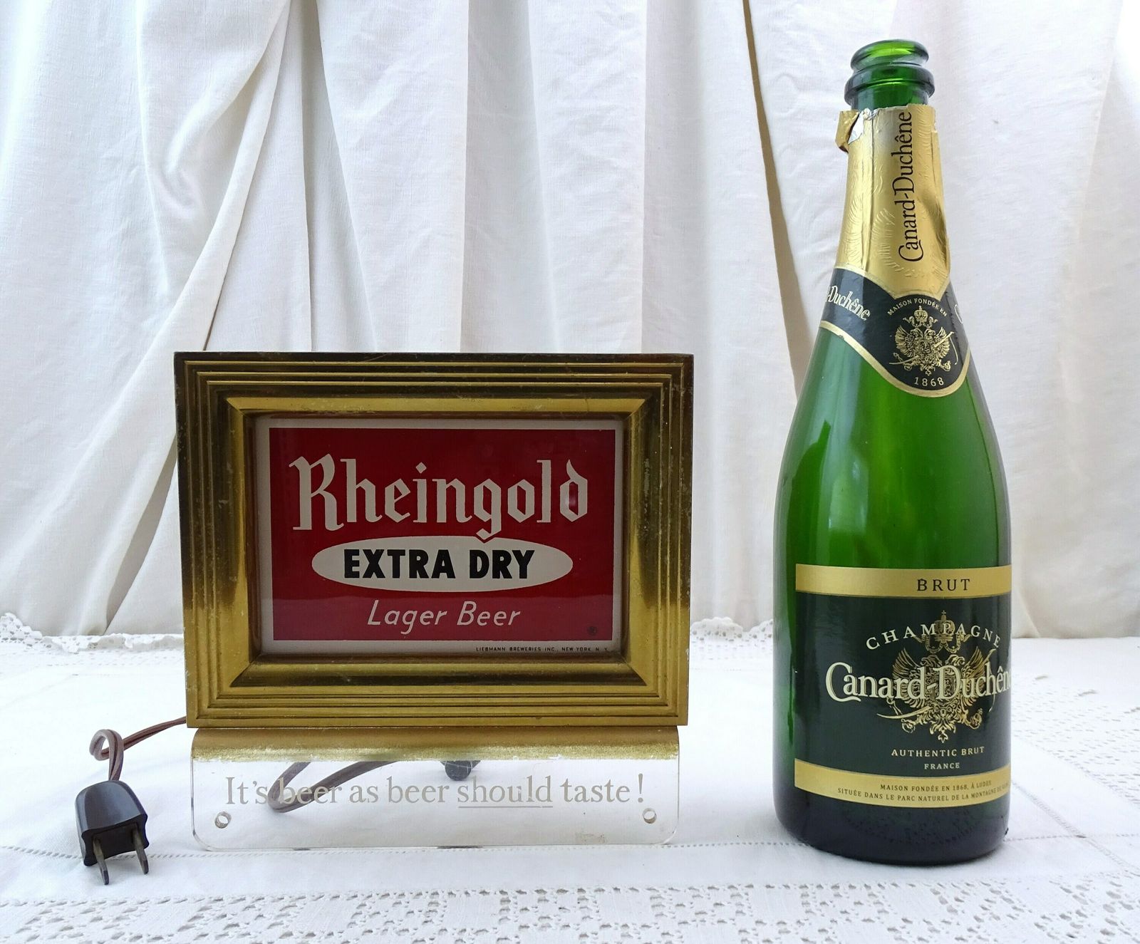 Vintage Mid Century Rheingold Extra Dry Lager Beer Cash Electrified Lighted Glass Sign From USA, Retro 1950s Barware Advertising Red Gold photo vintage