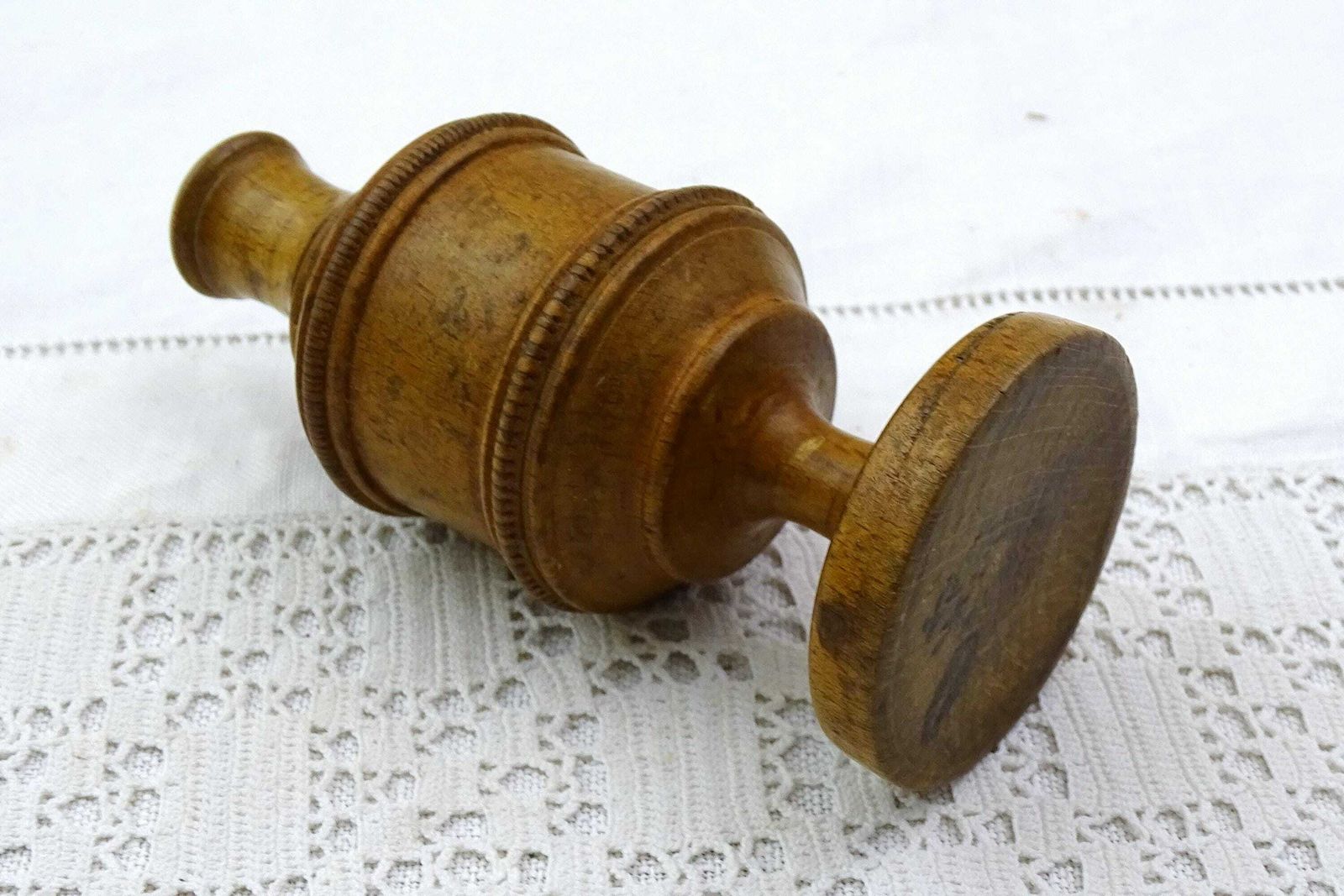 Antiek Frans Houten Poederschudder Op Voetje, 18e Eeuw – Retro Primitief Treen Object Uit Frankrijk, Volkskunst photo Woonaccessoires