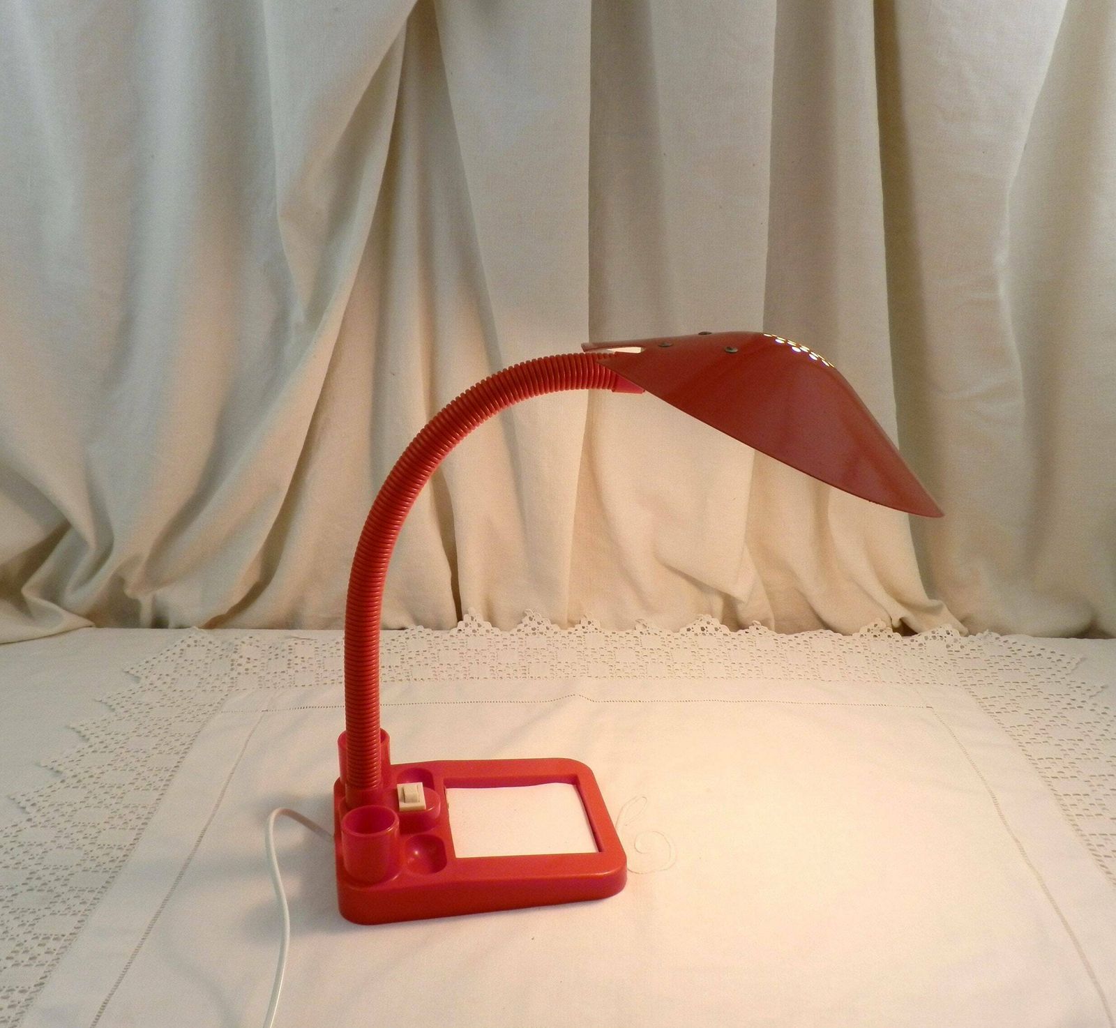 French Vintage 1980s Red Articulated Desk Tidy Lamp With Note Pad By Alumionor, Retro Office Lighting From France, Flea Market Light photo furniture