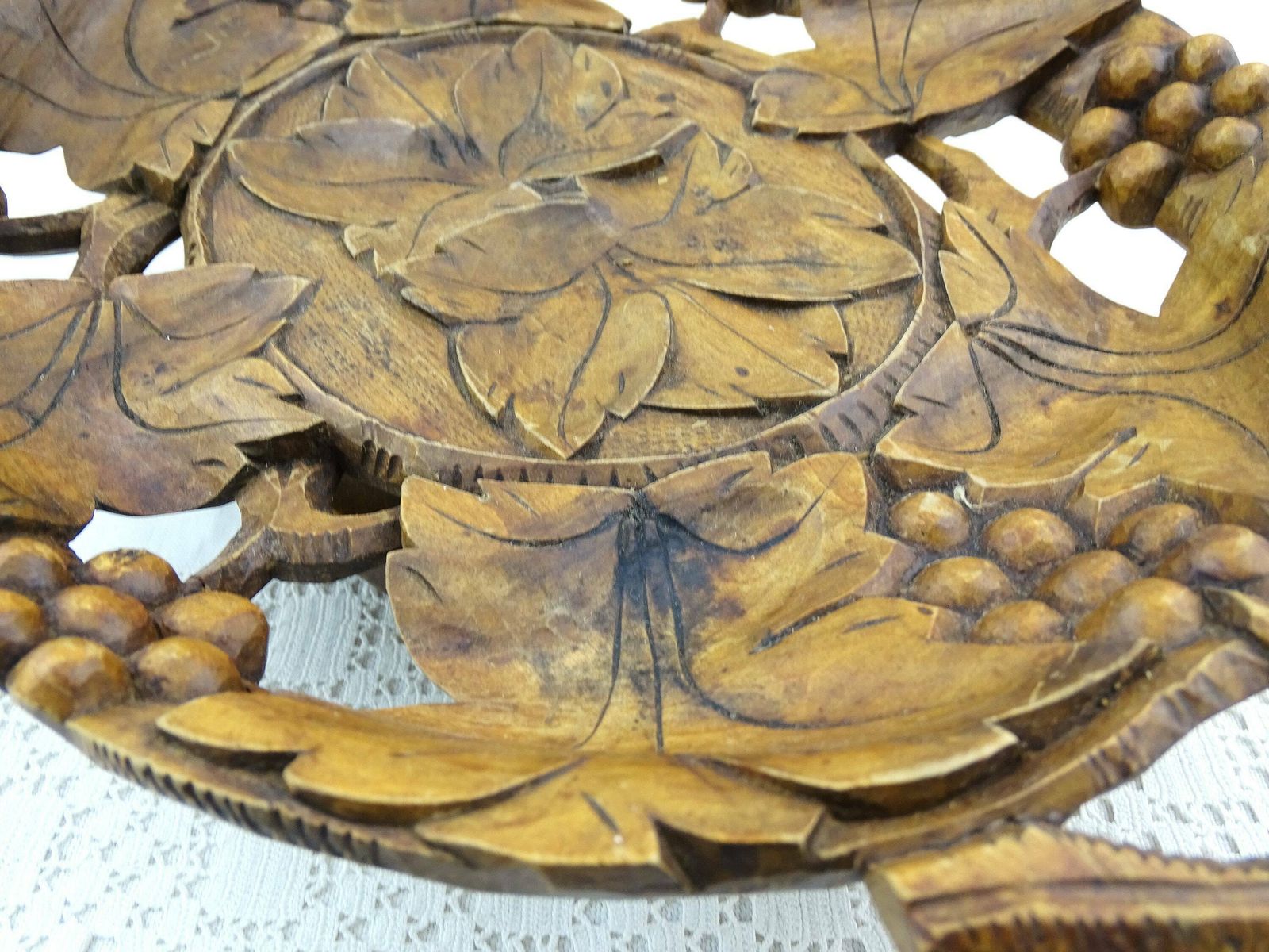 Vintage Zwitserse Muzikale Houten Fruitschaal Met Gesneden Wijnblad  En Druivenmotief – Emmenthalerlied Brienzerburli, Muziekdoos Uit Zwitserland photo buy