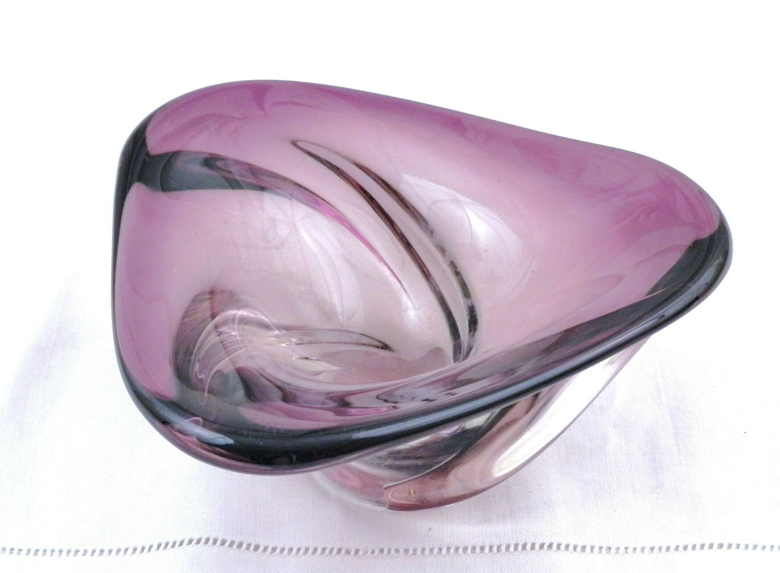 Frans Vintage Mid Century Paars Kristalglas Kunst Glazen Tafel Driehoekig Centerpiece Gemaakt Door Art Vannes, Retro Jaren 1960 Grote Sigaren Asbak photo for sale
