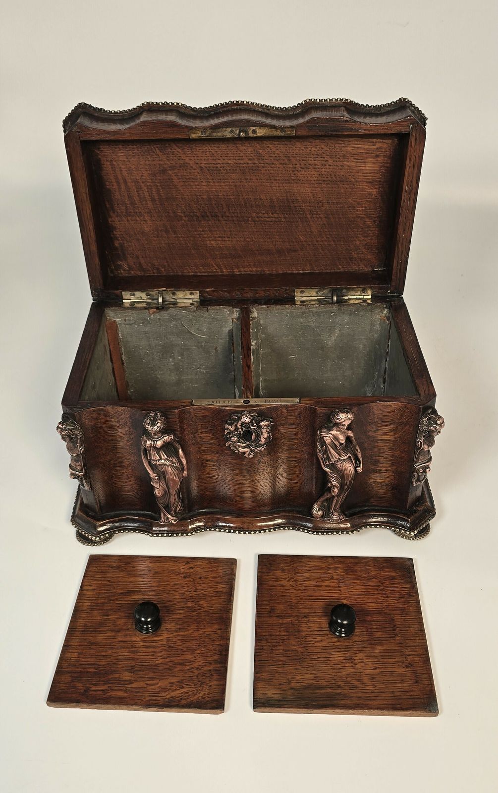 photo vintage A Large 19th Century French Tea Caddy By Tahan Of Paris