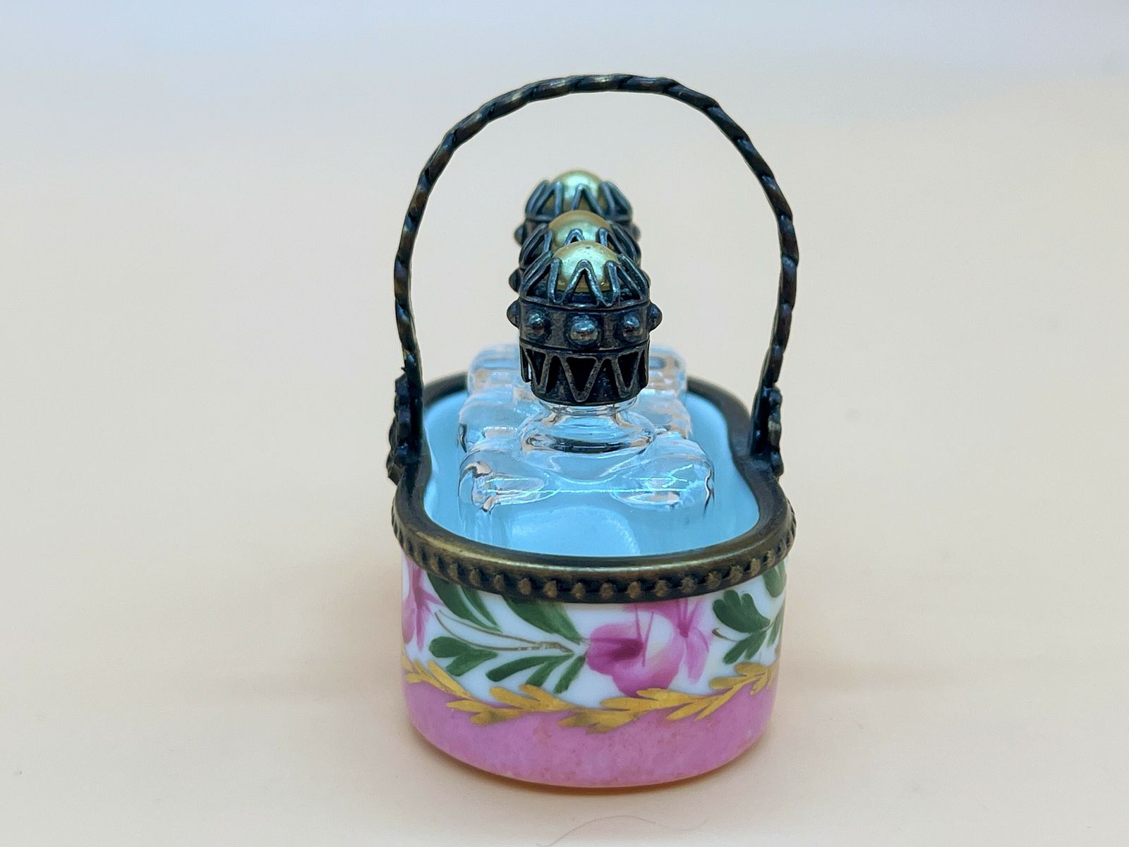 Peint Main Limoges Porcelain Floral Basket With 3 Internal Glass Perfume Bottles. photo 125.0