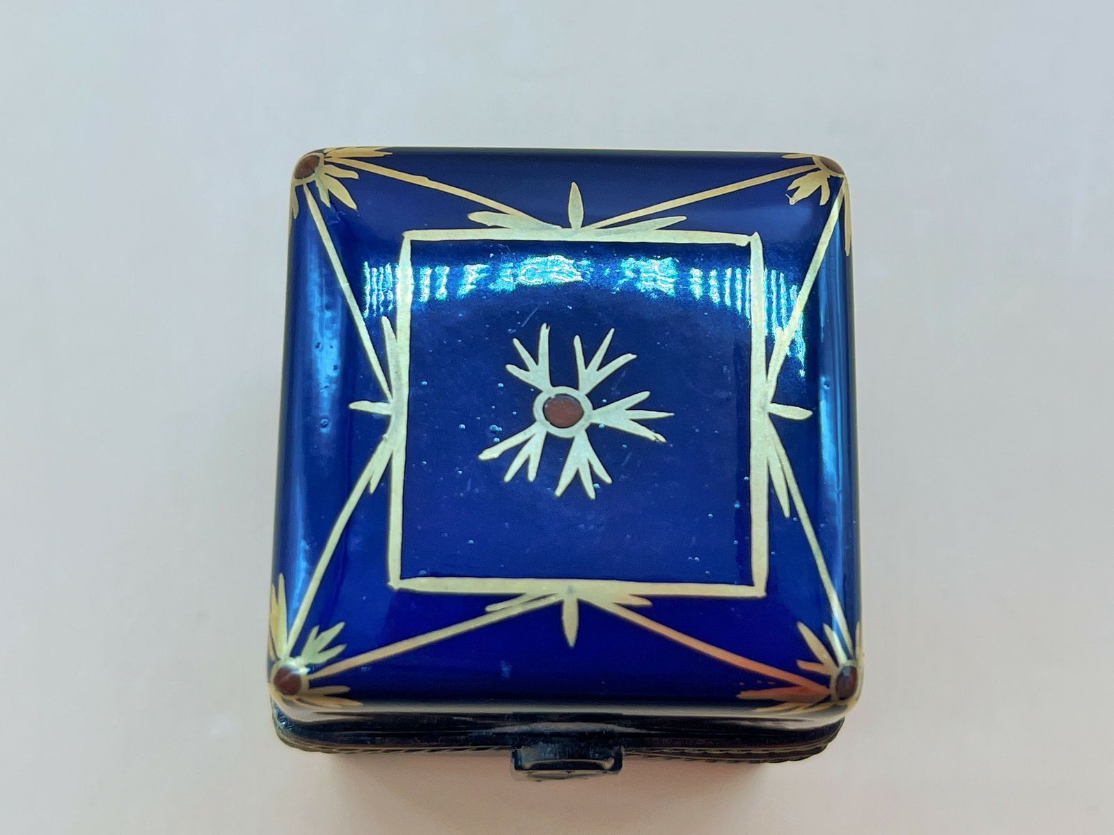 Peint Main Limoges Porcelain Cobalt Trinket Box With 4 Internal Glass Perfume Bottles. photo furniture