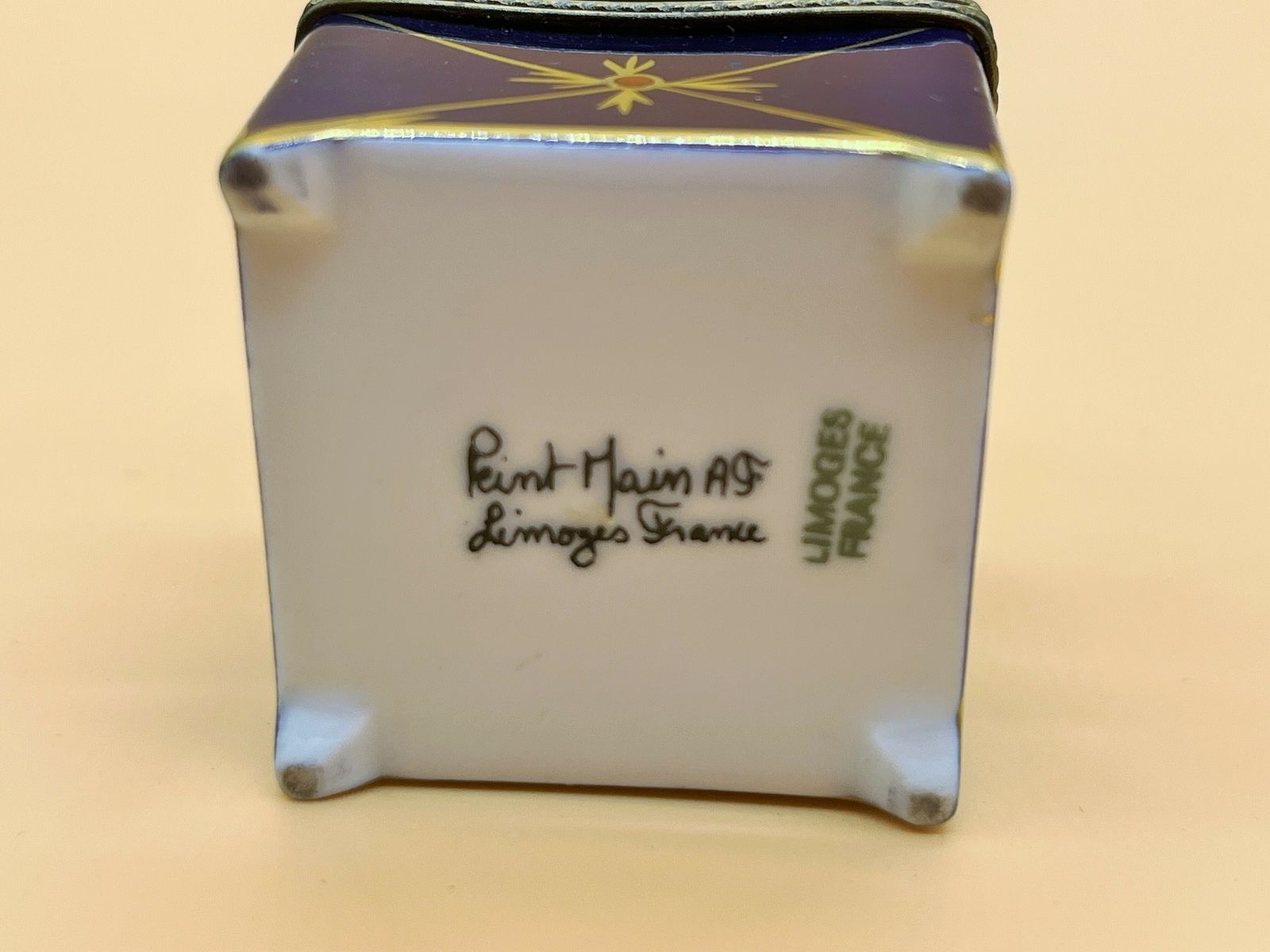 photo furniture Peint Main Limoges Porcelain Cobalt Trinket Box With 4 Internal Glass Perfume Bottles.