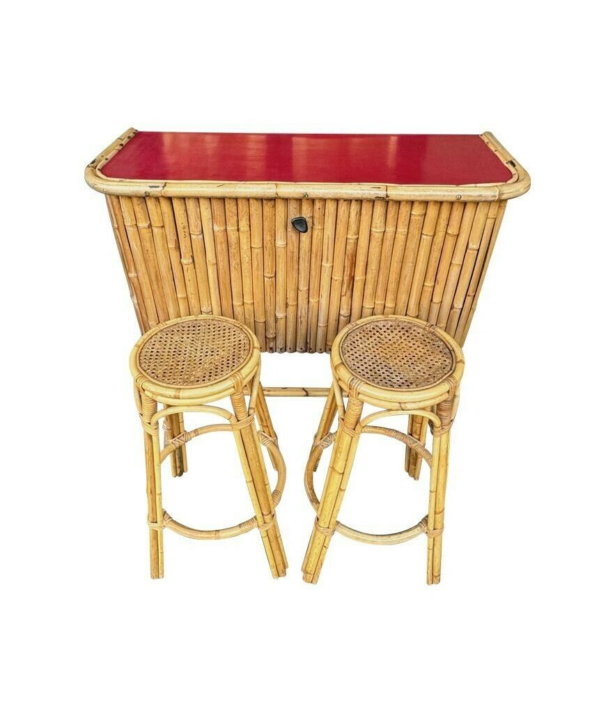 photo vintage An Italian 1960s Bamboo Bar Cabinet With Red Laminate Top And Two Stools