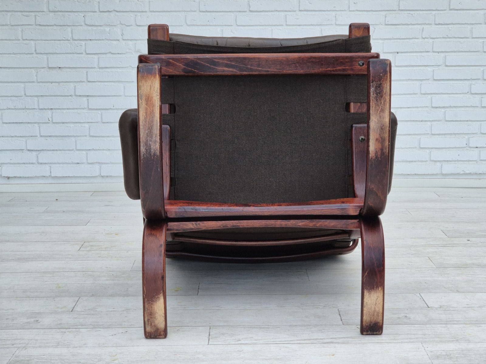 photo vintage 1970s, Scandinavian Armchair, Original Condition, Furniture Leather, Bent Wood, Canvas.