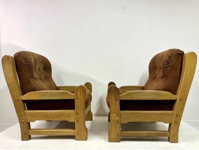 photo vinterior Pair Of Chunky 1960s Brutalist Armchairs In Oak