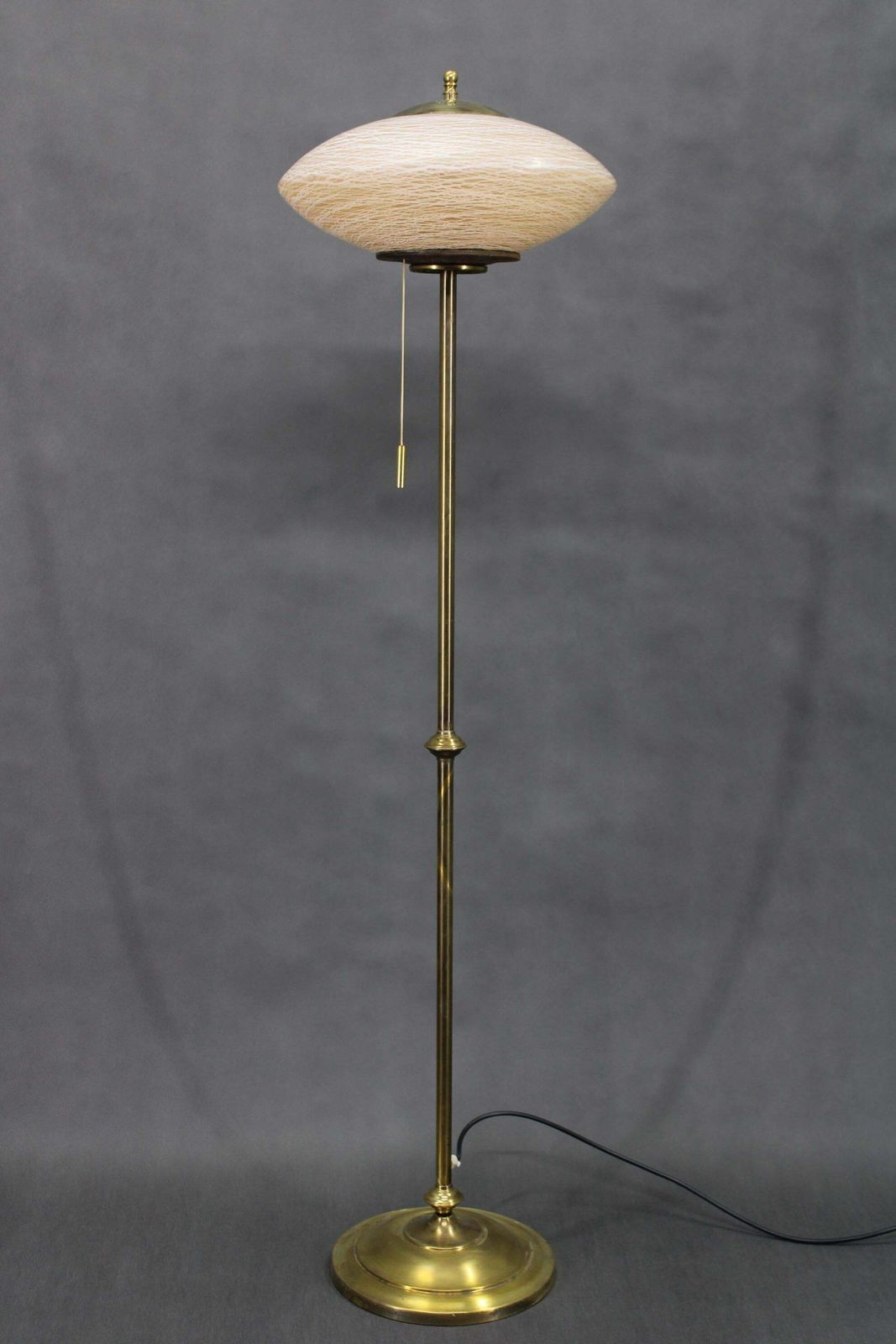 Gerestaureerde messing vloerlamp met glazen kap, ca. jaren 1940 photo furniture