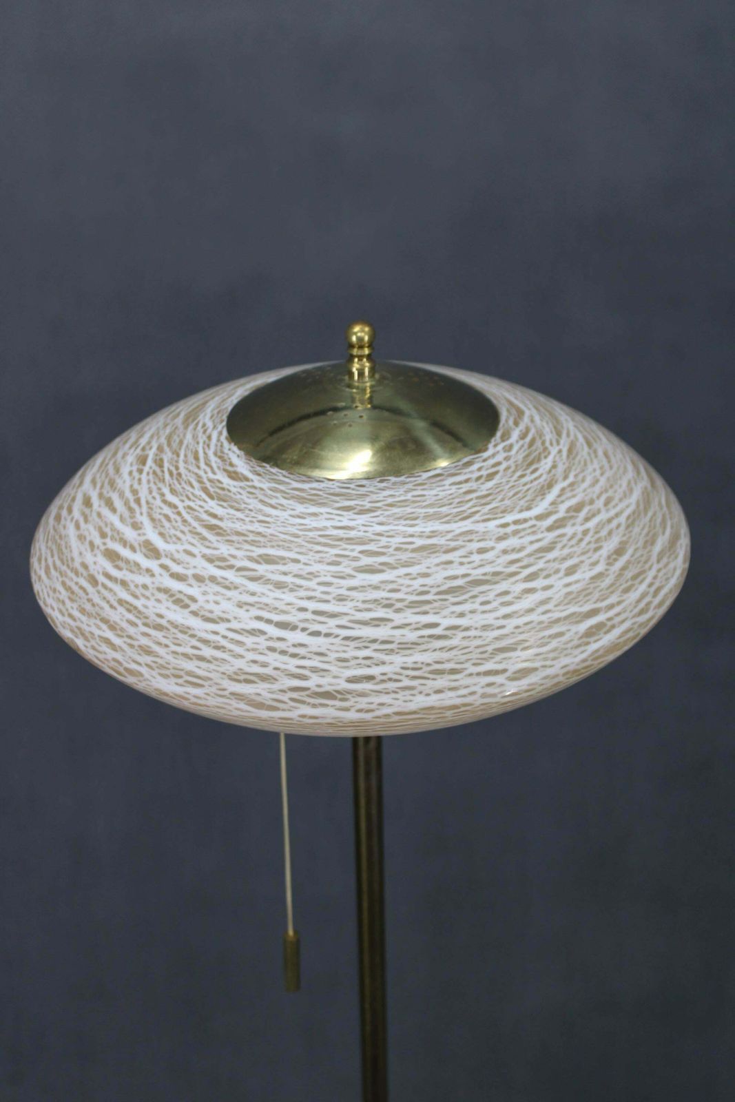 Gerestaureerde messing vloerlamp met glazen kap, ca. jaren 1940 photo Verlichting