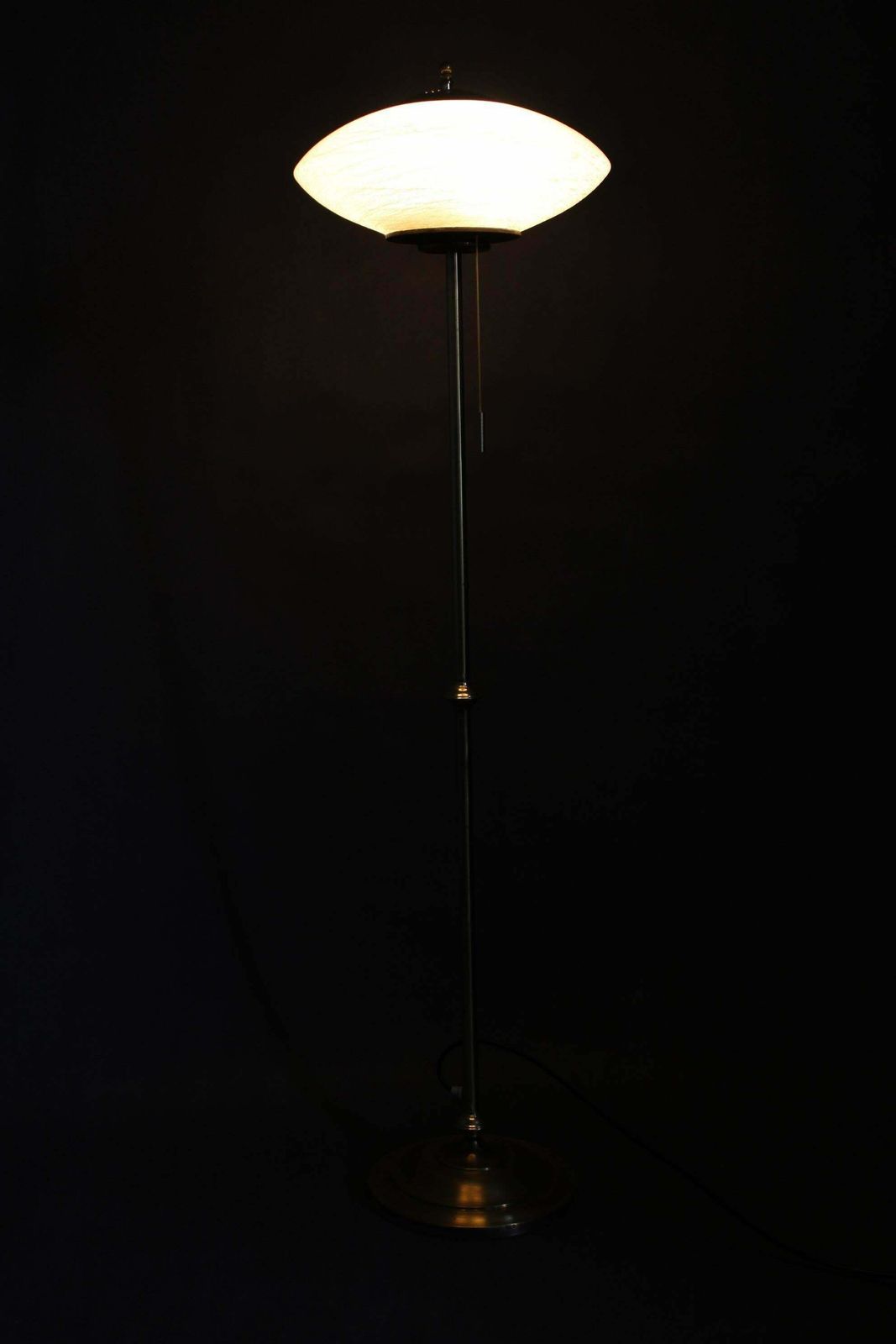 photo for sale Gerestaureerde messing vloerlamp met glazen kap, ca. jaren 1940