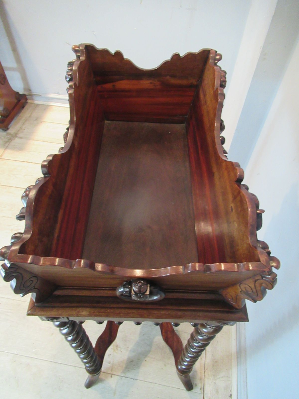 photo vinterior 19th Century    Carved And Decorated Plant Holder