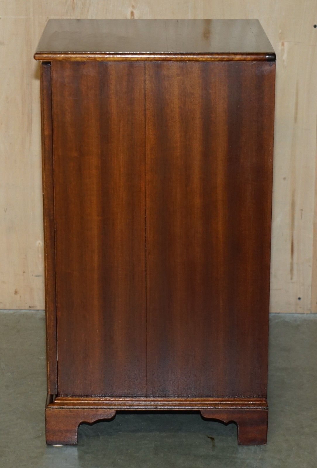 photo vinterior Vintage Mid Century Modern Flamed Mahogany Record Player Media Cabinet