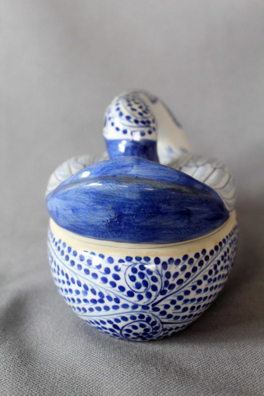 Grote Vintage Keramische Zwanen Terrine, Dierlijke Casserole, Schaal Met Deksel, Blauw En Wit, Vogelveren, Handgeschilderd, Landelijke Keukendecoratie photo vinterior