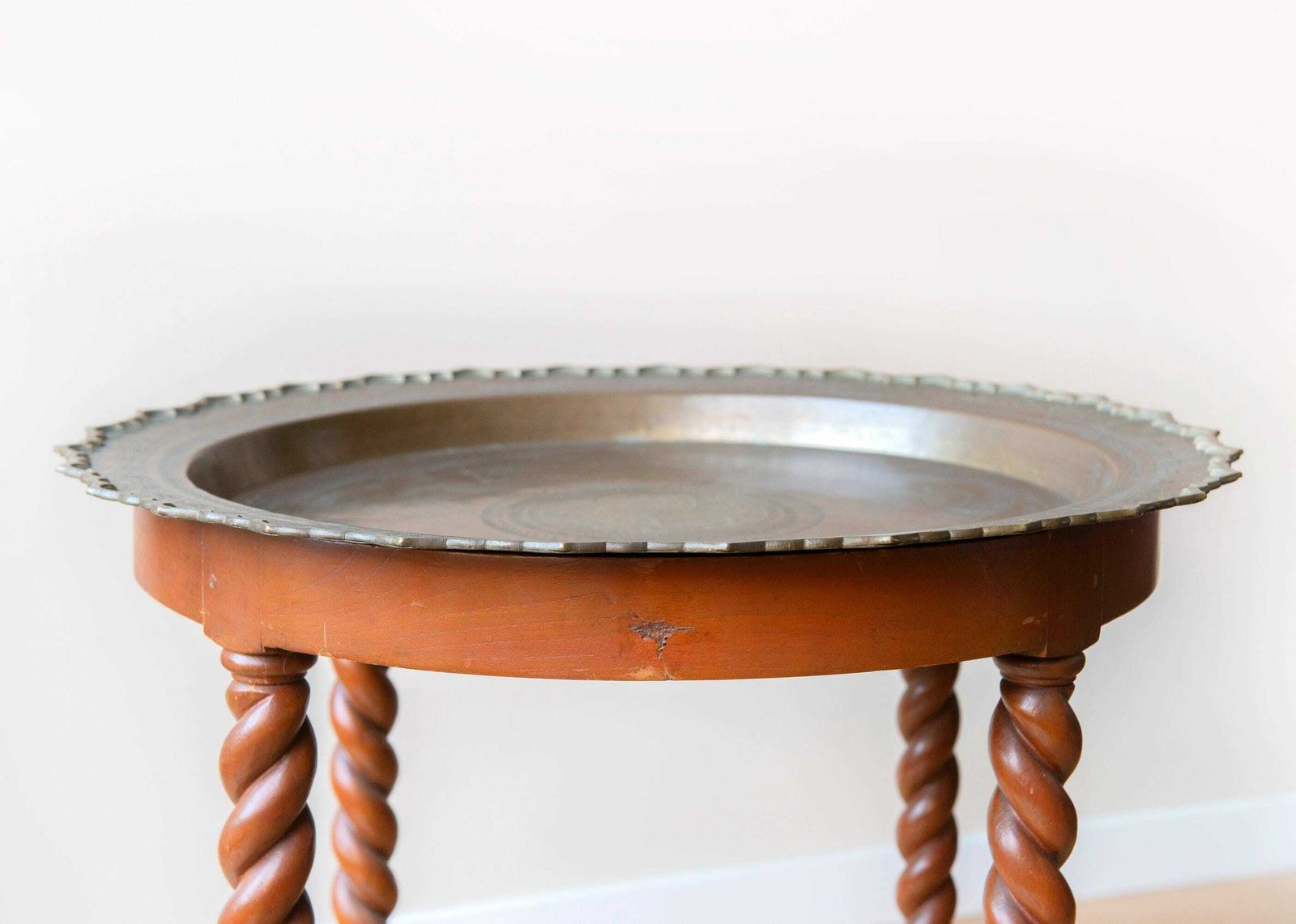 Antieke tafel met gedraaide poten en koperen tafelblad, grote salontafel, Barley Twist, gesneden houten bijzettafel, ronde art deco-tafel photo for sale