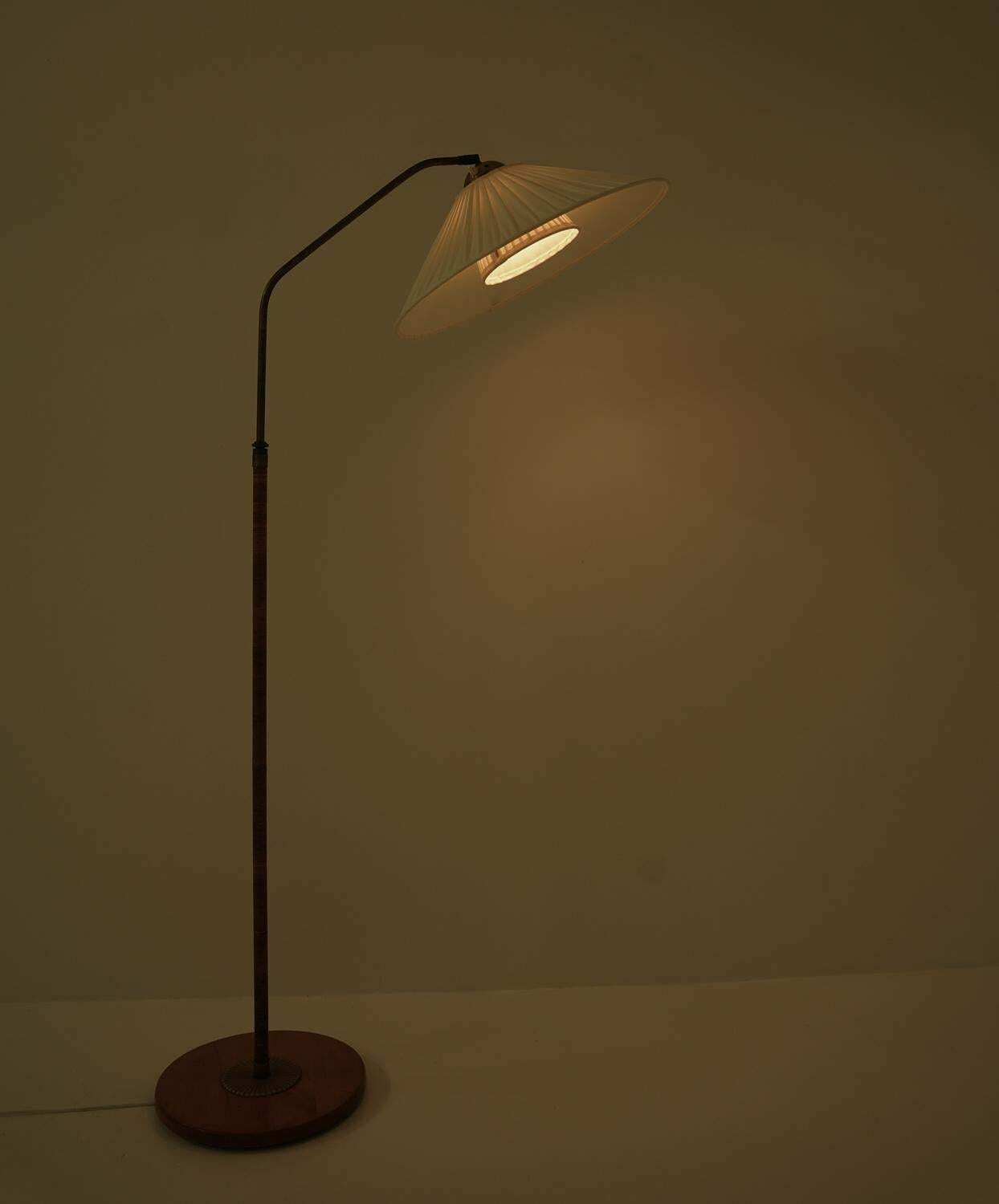 photo furniture Swedish Modern Floor Lamp In Rattan And Brass, 1940s
