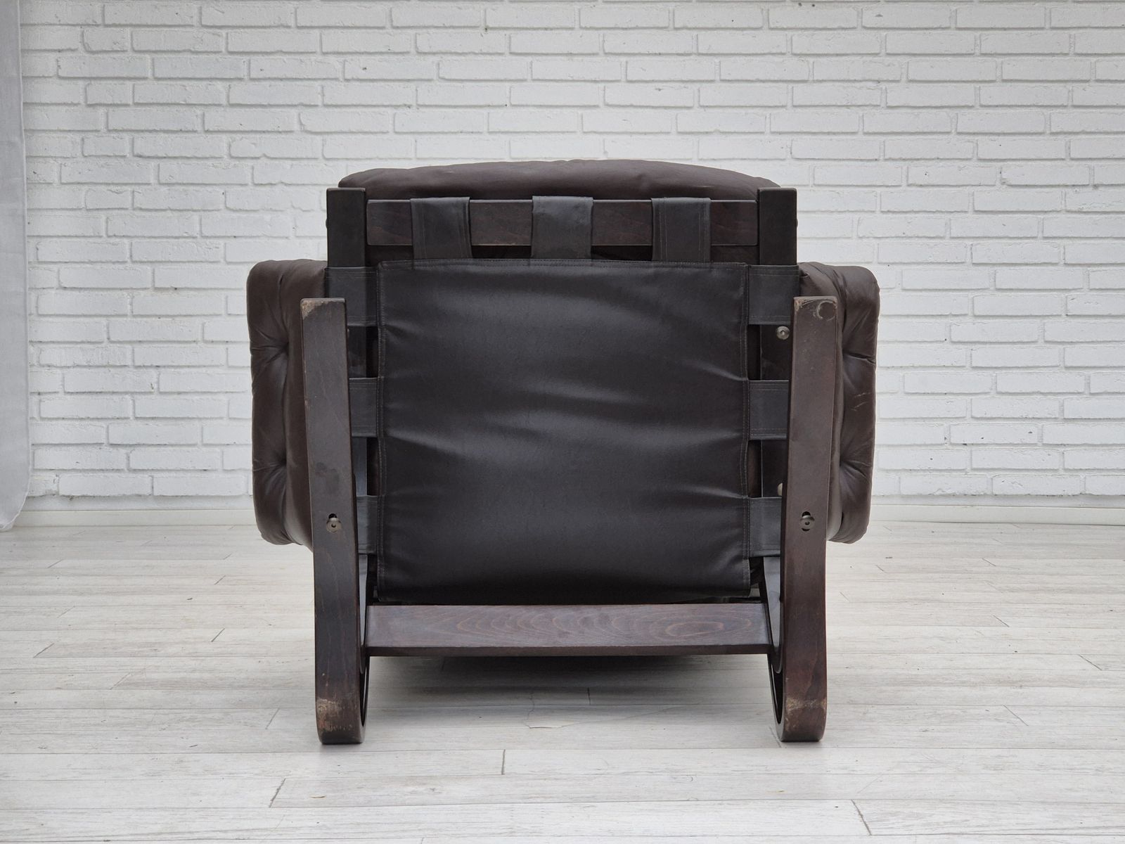 Ca. Jaren 1970, Scandinavisch Design, Loungestoel, Goede Staat, Leer, Gebogen Hout. photo for sale