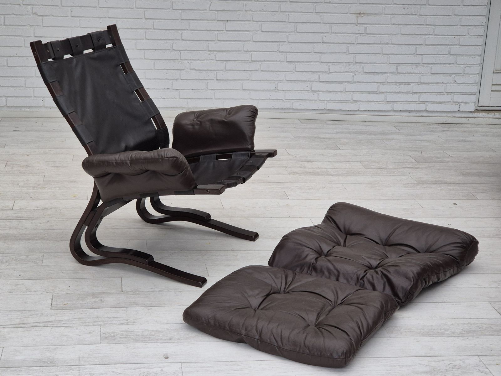 photo buy Ca. Jaren 1970, Scandinavisch Design, Loungestoel, Goede Staat, Leer, Gebogen Hout.
