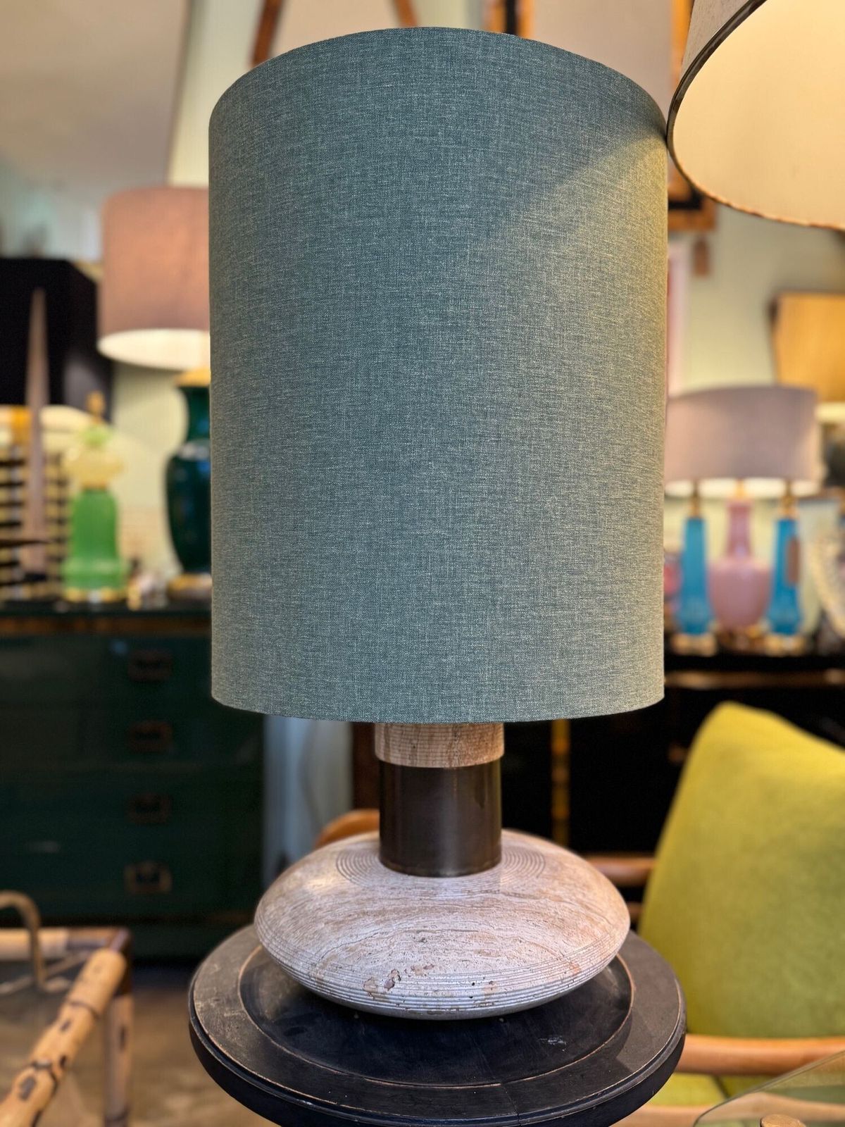 photo vinterior A Large 1970s Elliptical Italian Travertine And Brass Lamp By Fratelli Mannelli