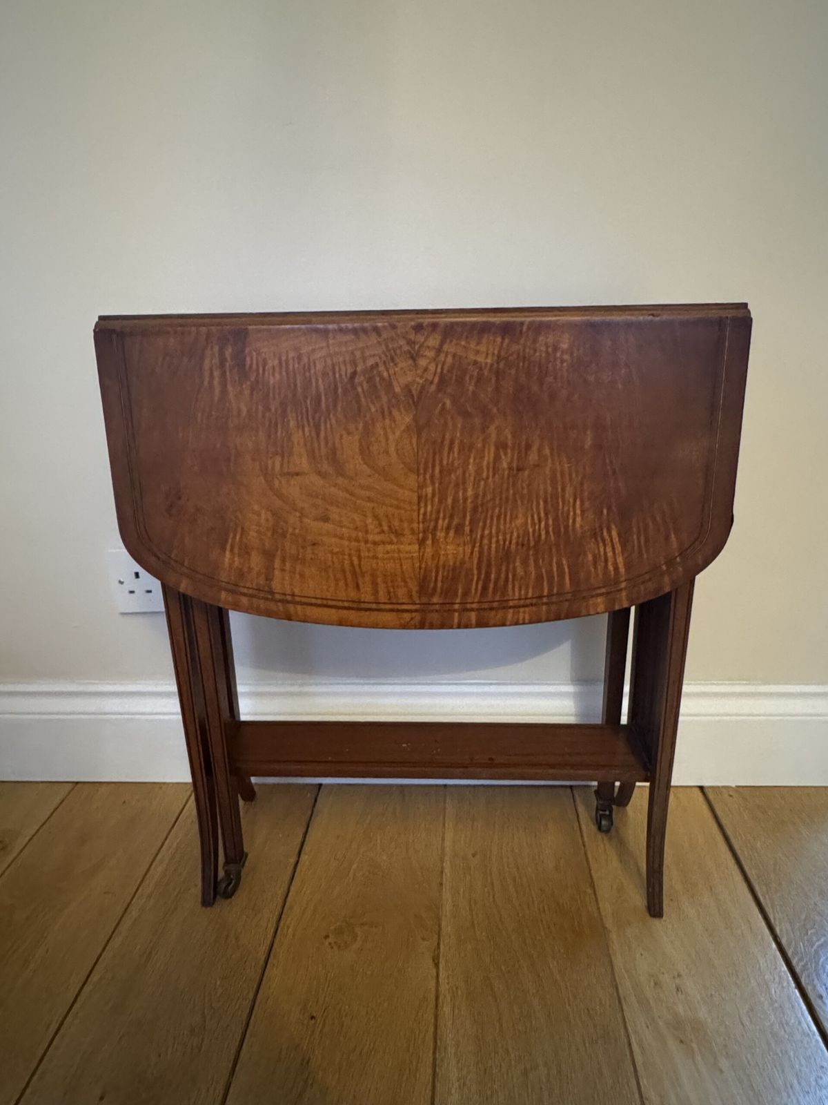 Elegant Antique Sutherland Table By Maple & Co