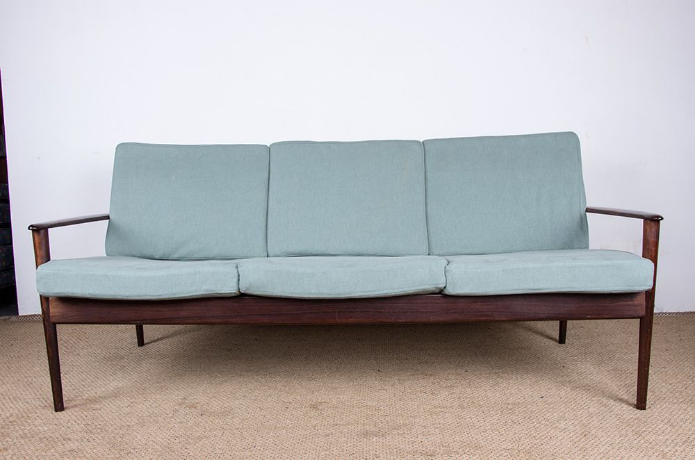 Canapé danois 3 places en palissandre et tissu neuf, par Grete Jalk pour Poul Jepessen, 1960.