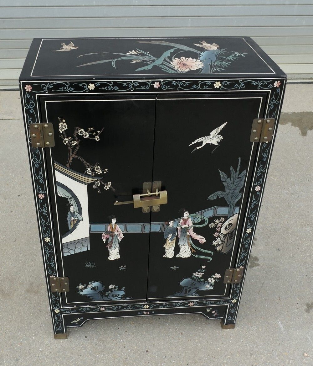 Pretty Chinoiserie Cupboard Decorated With Birds And Flowers photo Furniture