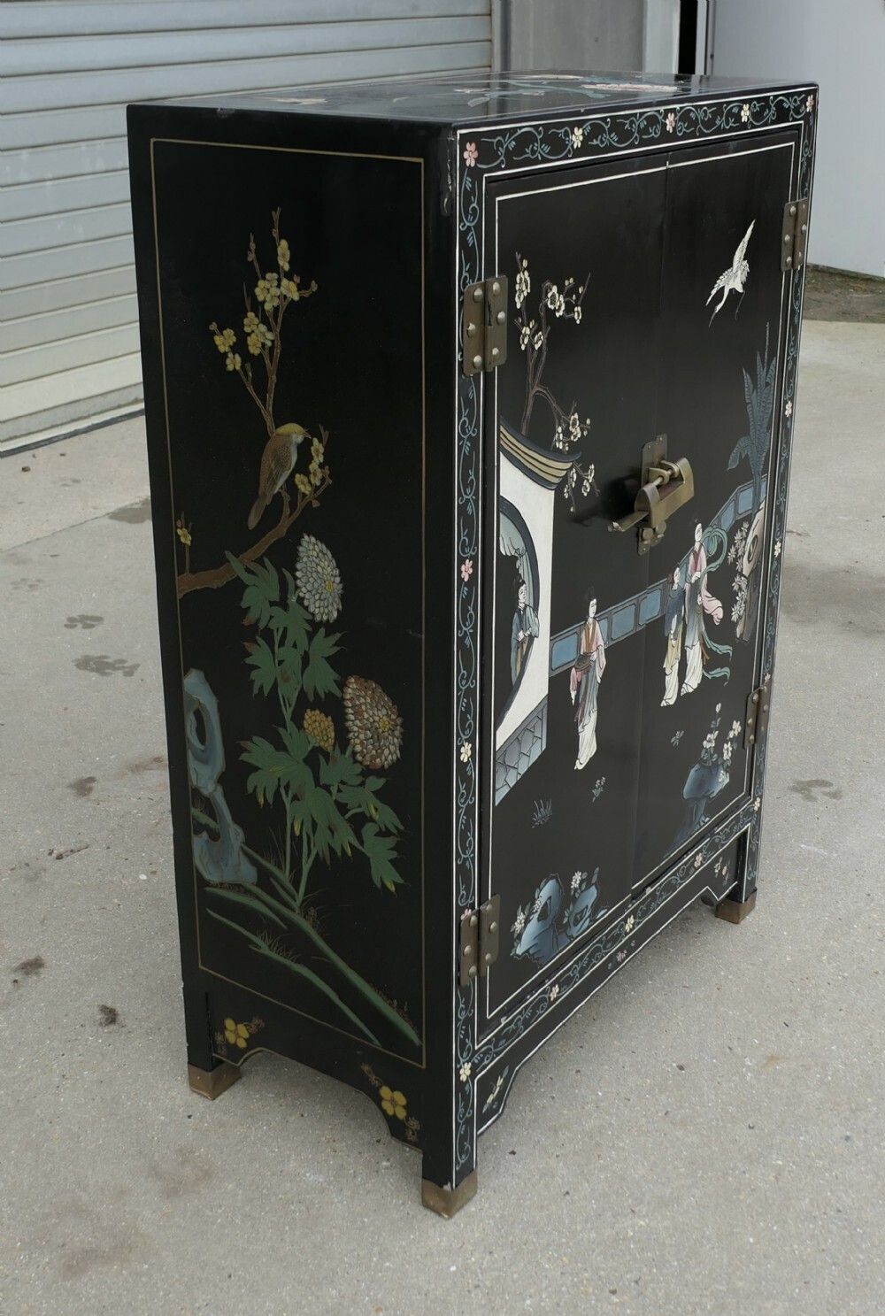 Pretty Chinoiserie Cupboard Decorated With Birds And Flowers photo 810.0