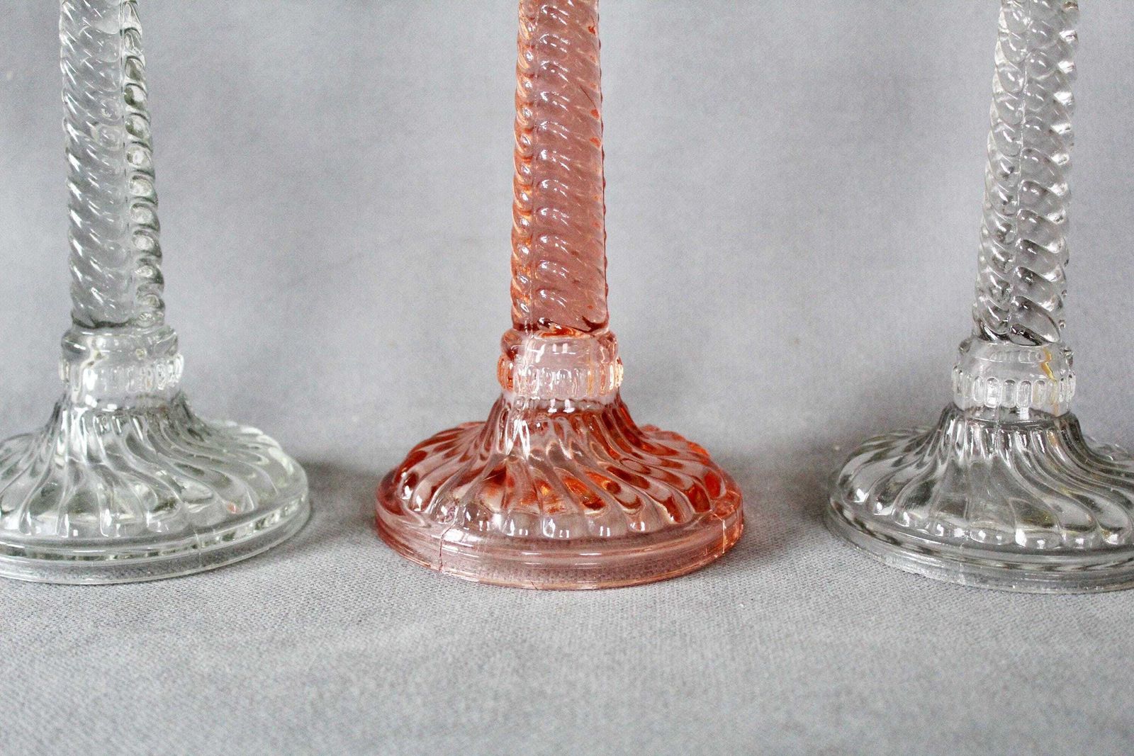 Three Art Deco Pressed Glass Candlestick Holder, Clear And Pink Rosaline Candle Holder, Scailmont Or Durover Belgium, Twisted Design photo vinterior