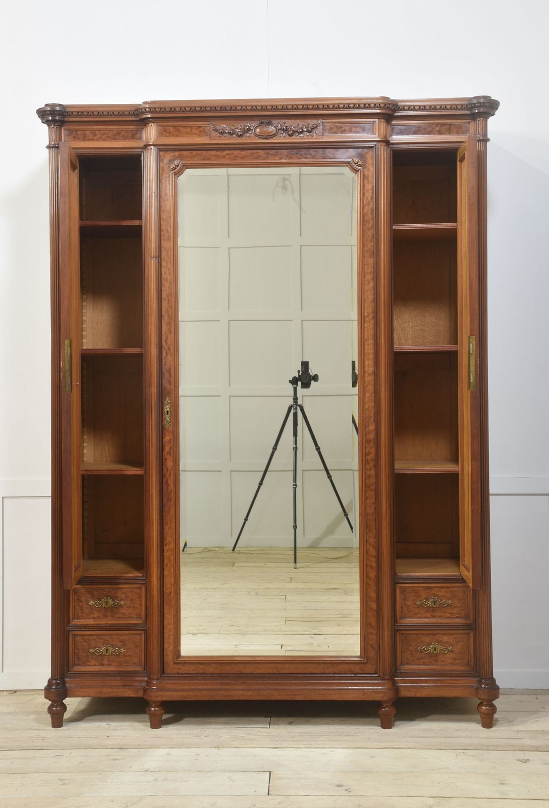 photo vinterior French Louis XVI Mahogany Armoire