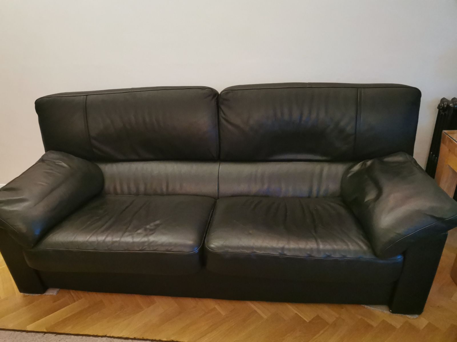 Harrods Danbury Hereford Black Leather Sofa (4 Seater) With Detachable (Zip) Cushions.