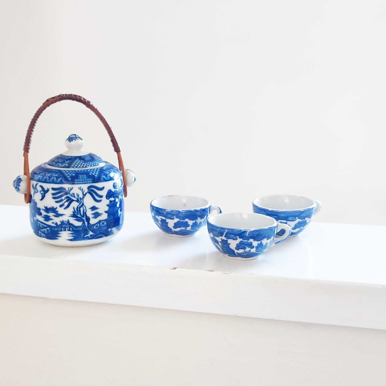Antique Japanese Porcelain Lidded Sugar Pot W/ Cane Handle & 3 Tea Cups Blue Willow Design Attributed To Nippon, Japan Blue On White Décor