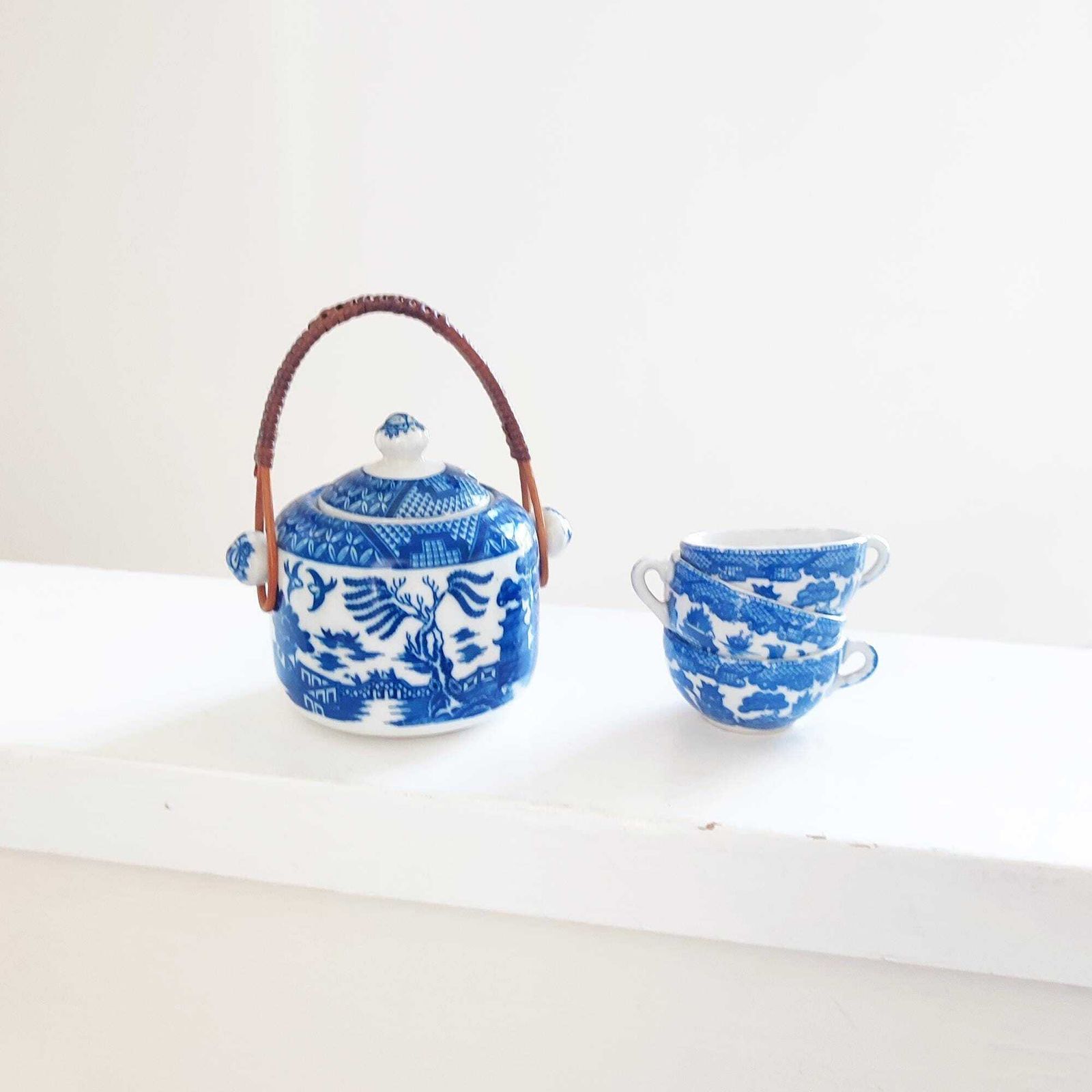 Antique Japanese Porcelain Lidded Sugar Pot W/ Cane Handle & 3 Tea Cups Blue Willow Design Attributed To Nippon, Japan Blue On White Décor photo for sale