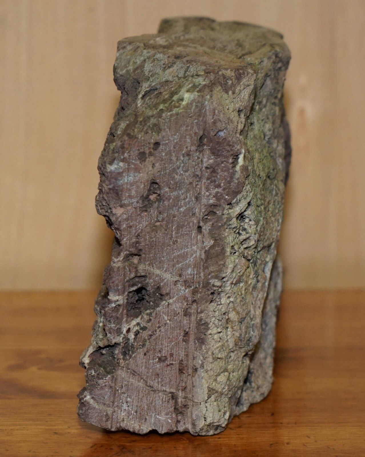 photo vinterior Oranely Sulpted Antique Library Book Carved From Rock Of A Very Rustic Part Set