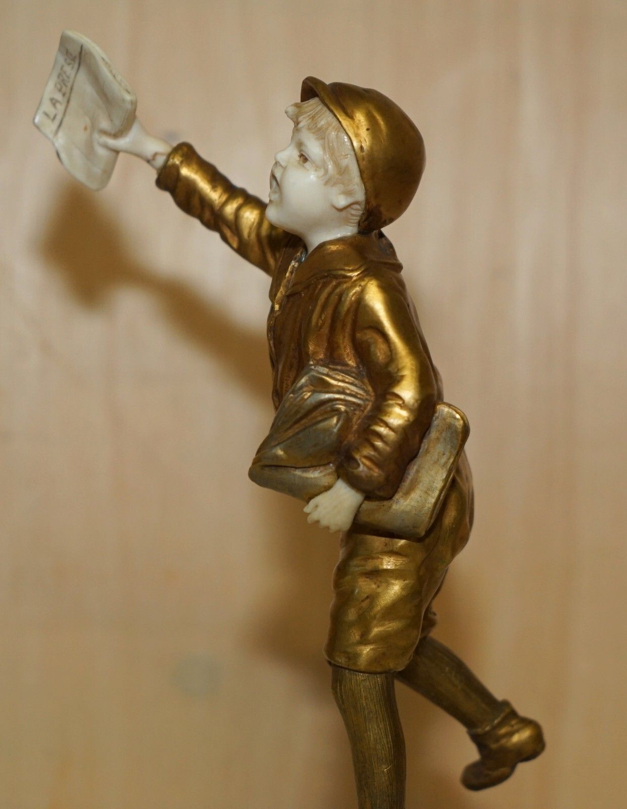 photo furniture 19th Century Gold Gilt Bronze Demetre H Chiparus Signed Newspaper Boy Statue