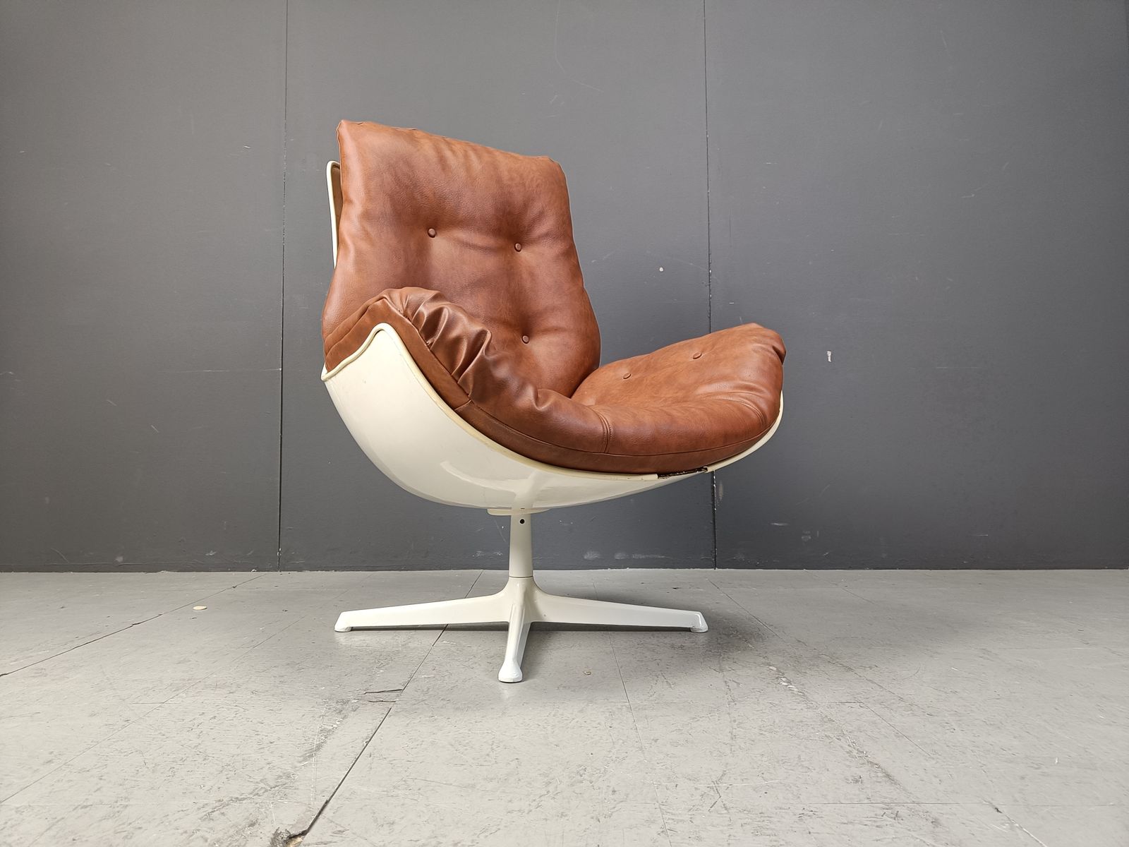 Space Age Fiberglass Swivel Chair, 1960s photo vinterior