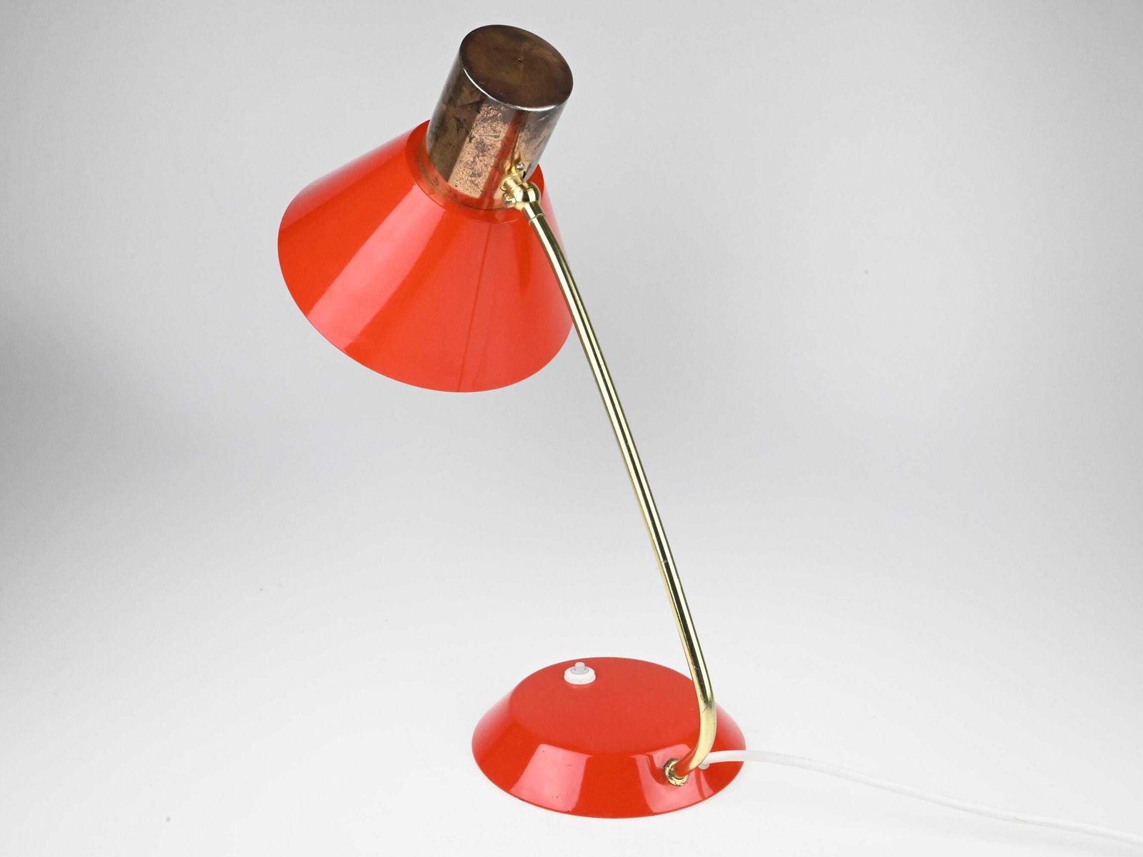 Vintage rode Duitse tafellamp, ook bekend als DDR-lamp, vintage tafellamp, industriële lamp, bureaulamp, mid-century lamp, retro rode lamp, oude lamp photo vinterior