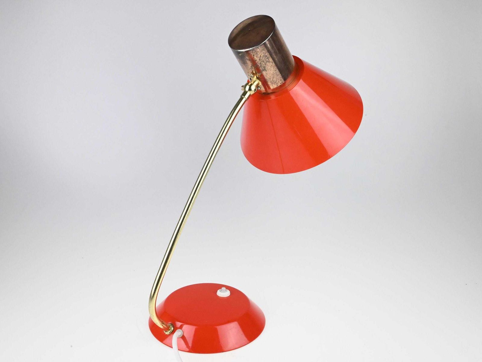 Vintage rode Duitse tafellamp, ook bekend als DDR-lamp, vintage tafellamp, industriële lamp, bureaulamp, mid-century lamp, retro rode lamp, oude lamp photo vintage