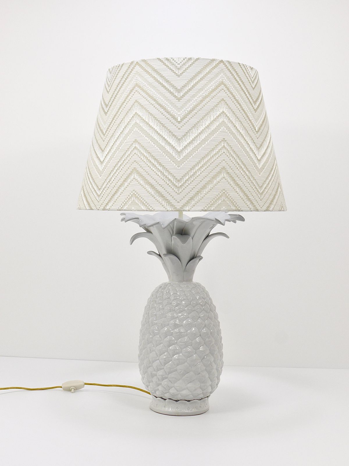 Tommaso Barbi Style White Pineapple Hollywood Regency Table Lamp, Italy, 1970s photo vinterior