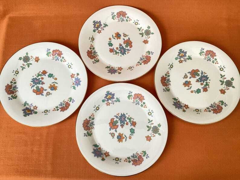 1970s Royal Doulton ‘Madrigal’ Dinner Plates H5014 (Set Of 4), Royal Doulton Madrigal Design, Fine Bone China, Royal Doulton 10.5” Plates photo for sale