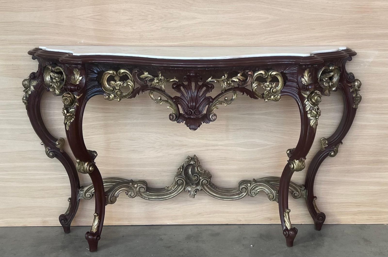 Grande console de style Régence française en noyer sculpté, détails dorés et marbre photo for sale