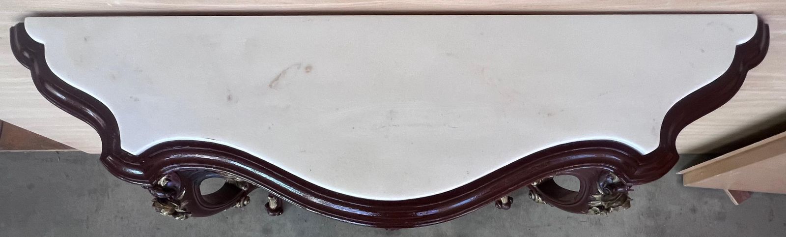 Grande console de style Régence française en noyer sculpté, détails dorés et marbre photo vintage