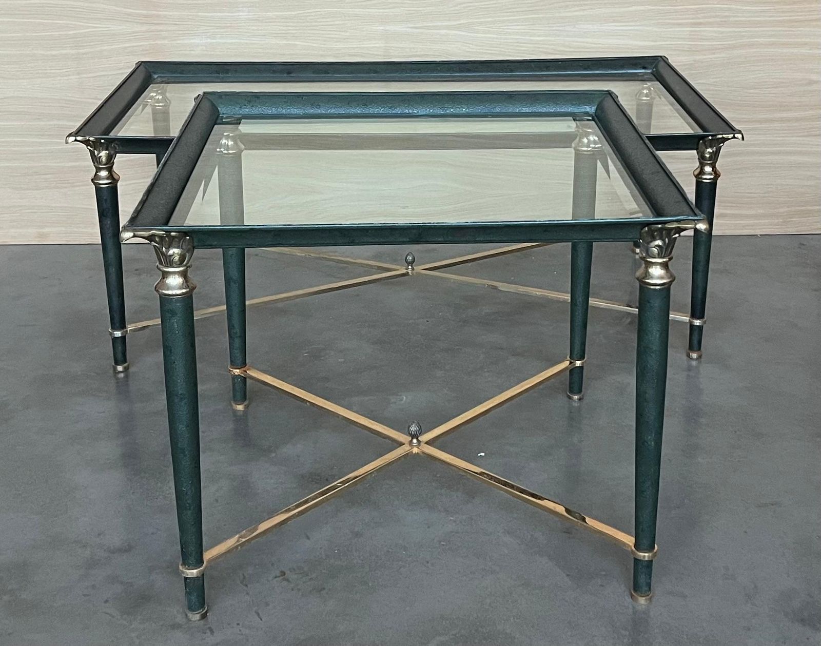 Table basse mid-century modern en fer vert, détails en bronze et laiton photo buy