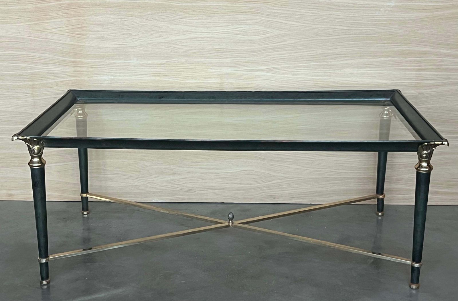 Table basse rectangulaire mid-century, en fer vert avec détails en bronze et laiton photo furniture
