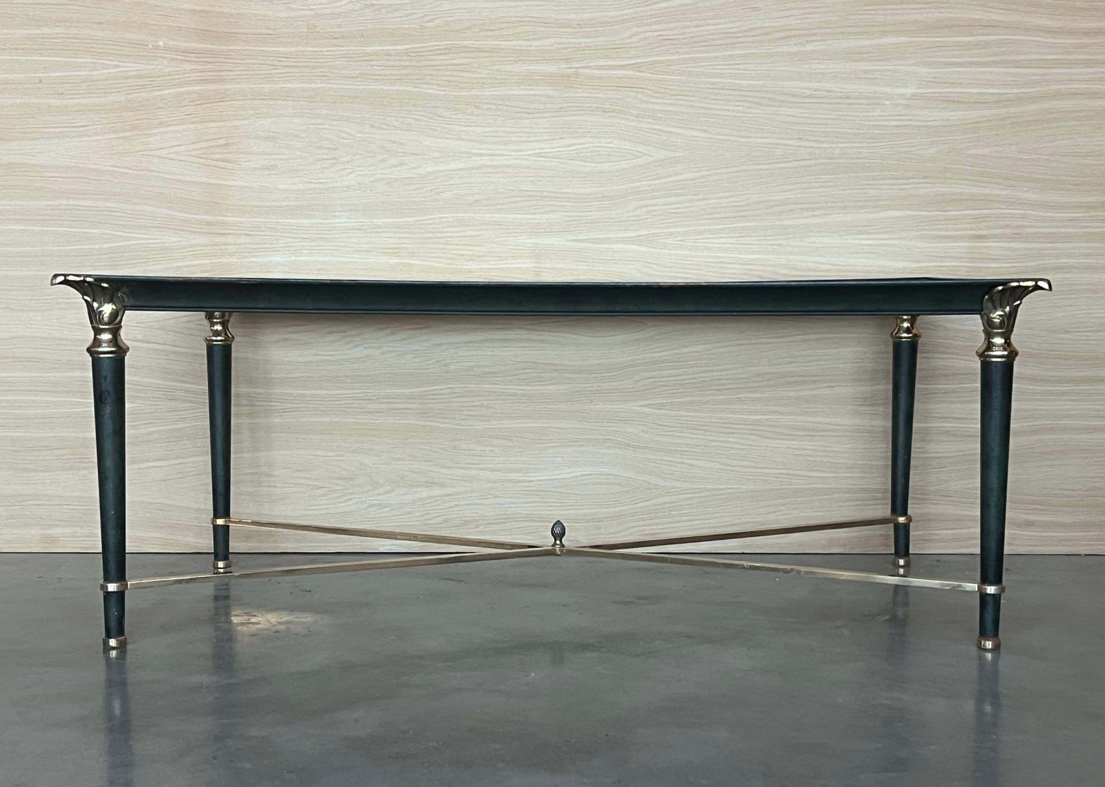 Table basse rectangulaire mid-century, en fer vert avec détails en bronze et laiton photo 2226.0