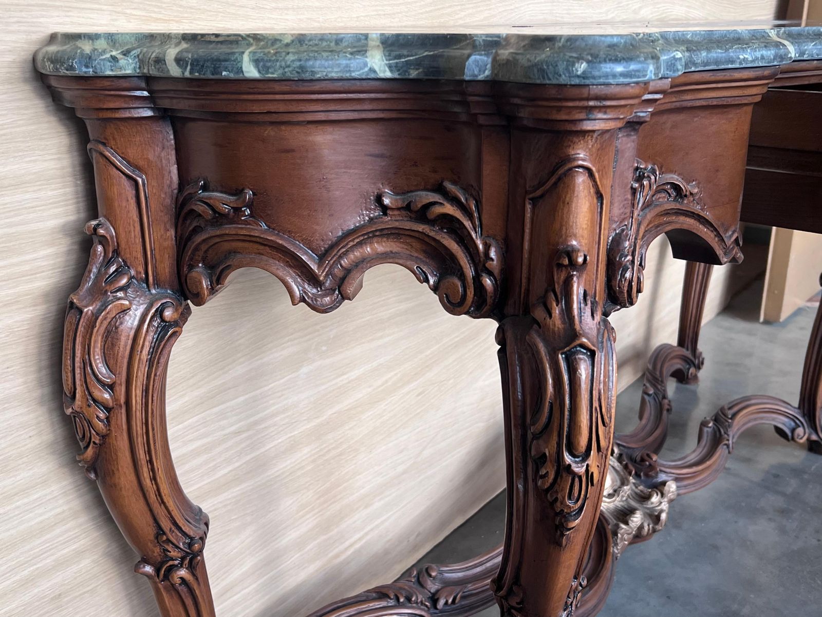 photo for sale Grande console de style Régence française en noyer sculpté, détails dorés et tiroir