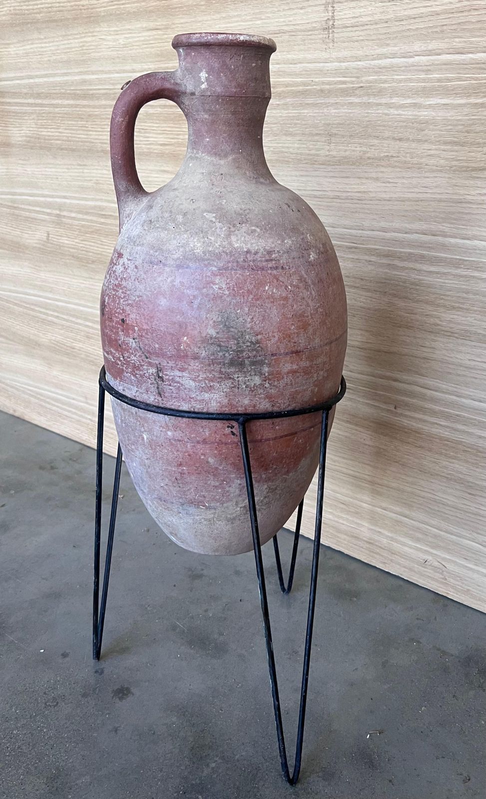 Vase amphore en terre cuite avec anse et support en métal, 1890 photo vinterior